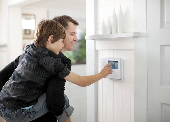 Segurança e automação residencial: quando vale a pena integrar câmeras, sensores e alarmes?